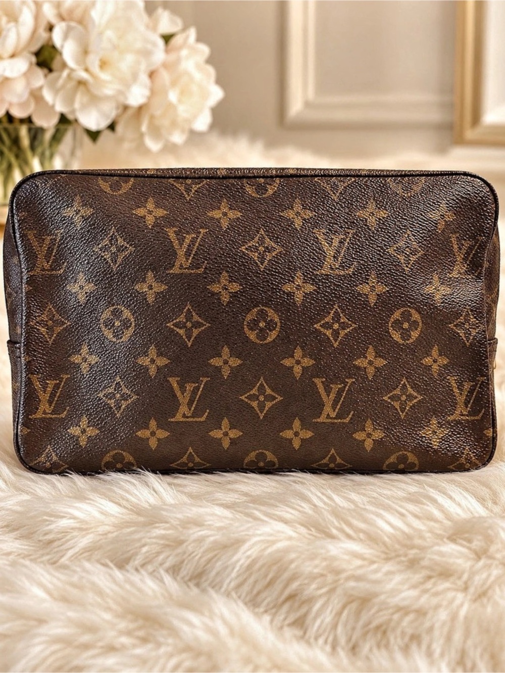Louis Vuitton Trousse 28 Monogram Toiletry Cosmetic Bag New LV Lining Zipper